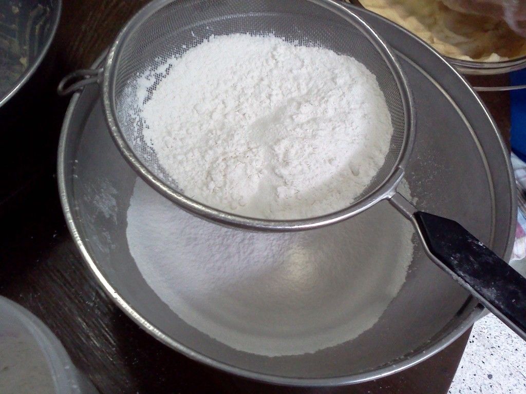 sifting flour photo IMG350.jpg