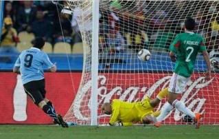Gol Luiz Suarez untuk Uruguay