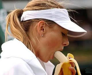 Maria Sharapova makan pisang untuk mengembalikan tenaga