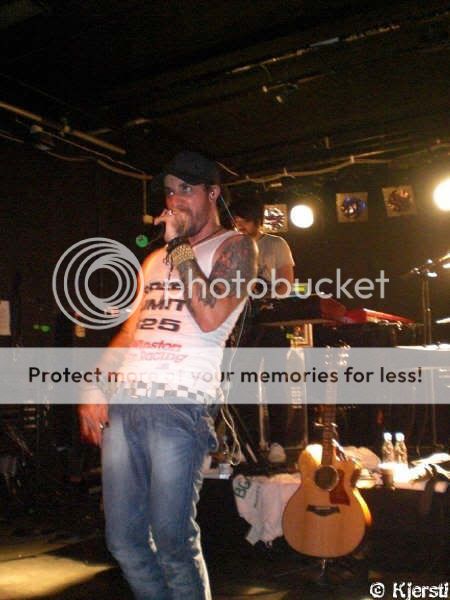 http://i249.photobucket.com/albums/gg240/Helly_K/Backstreet%20Boys/3-3.jpg