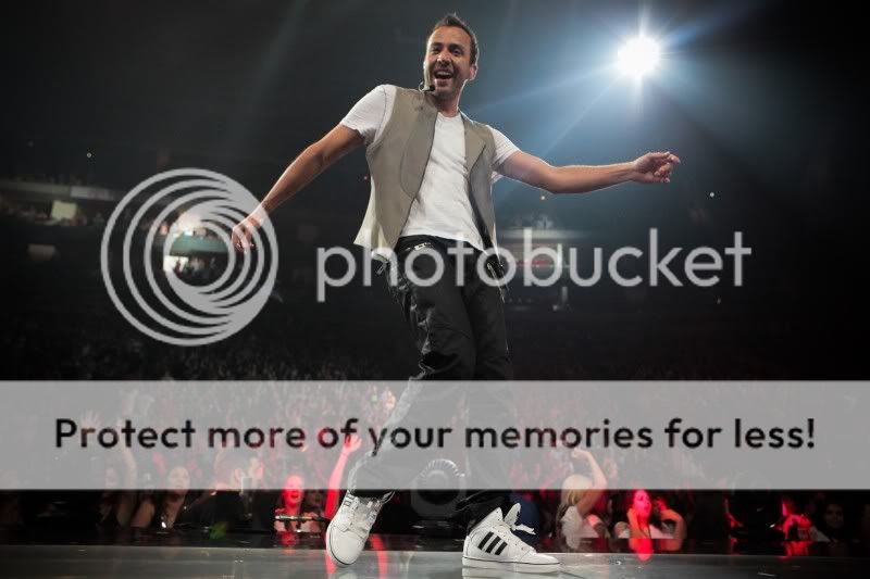 http://i249.photobucket.com/albums/gg240/Helly_K/Backstreet%20Boys/Live%20by%20Justin/largesca7p2jznqv4.jpg