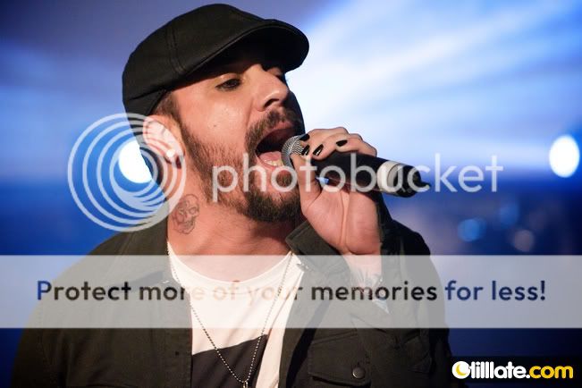 http://i249.photobucket.com/albums/gg240/Helly_K/Backstreet%20Boys/NNJLiveSessions24.jpg