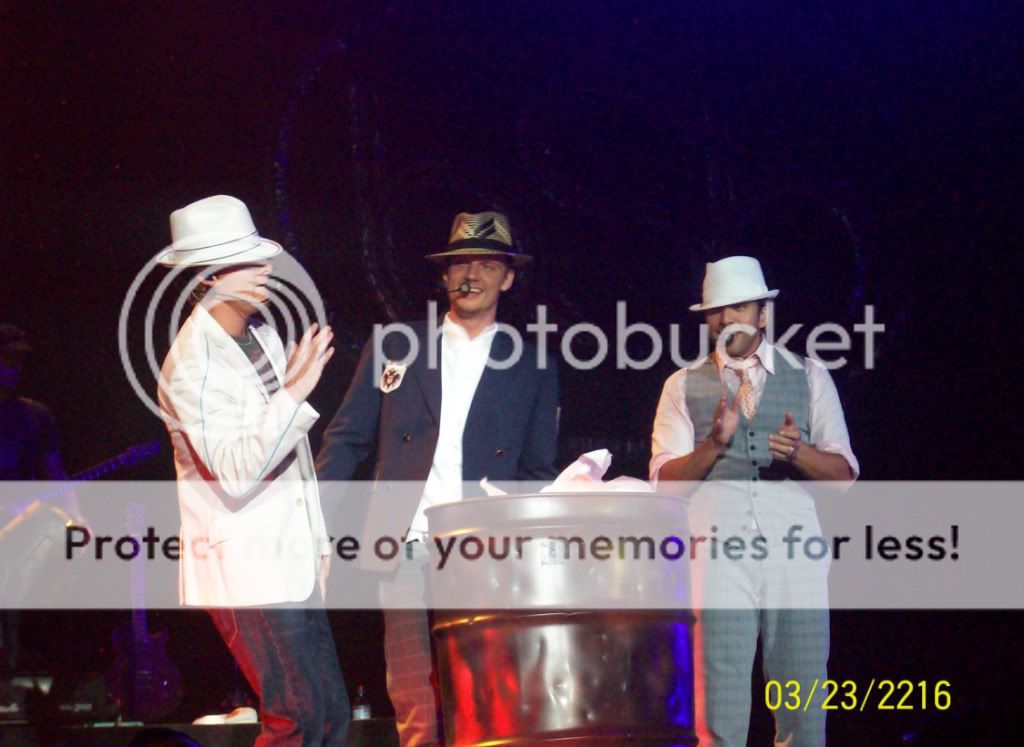 http://i249.photobucket.com/albums/gg240/Helly_K/Backstreet%20Boys/ReadingPA_33.jpg