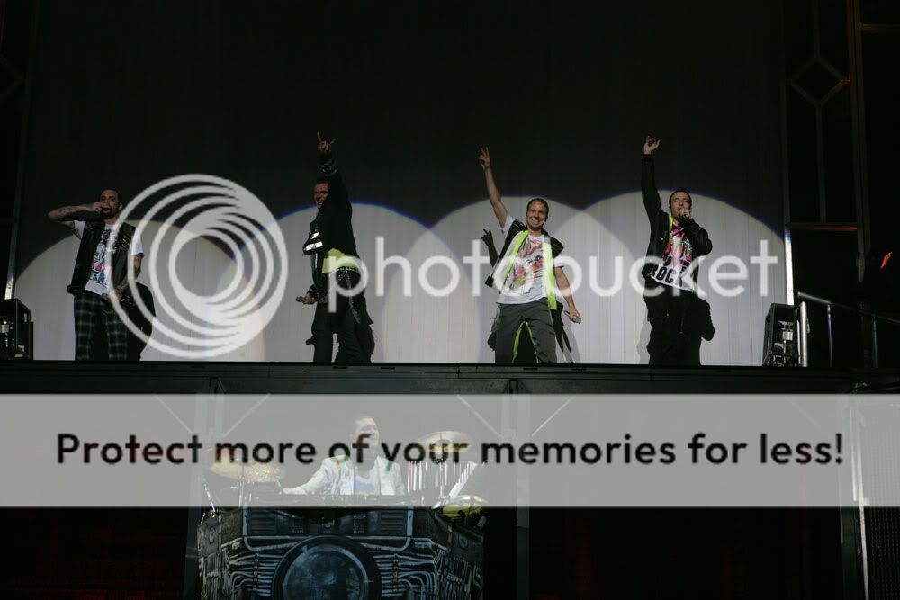 http://i249.photobucket.com/albums/gg240/Helly_K/Backstreet%20Boys/This%20Is%20Us%20DVD%20Booklet/2B5Q0969.jpg