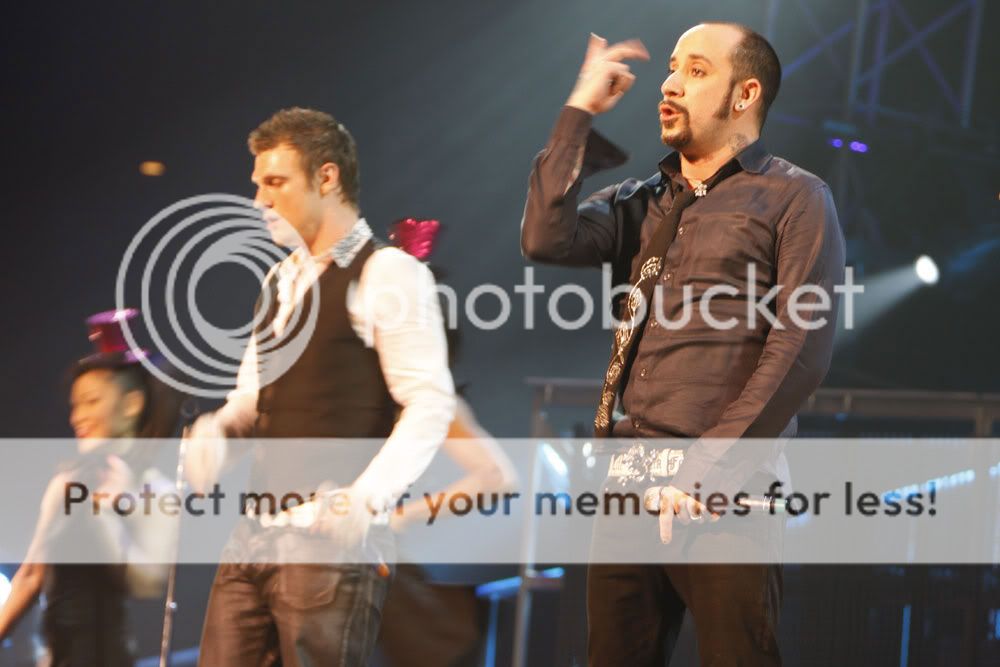 http://i249.photobucket.com/albums/gg240/Helly_K/Backstreet%20Boys/This%20Is%20Us%20DVD%20Booklet/AJNick_Stage.jpg