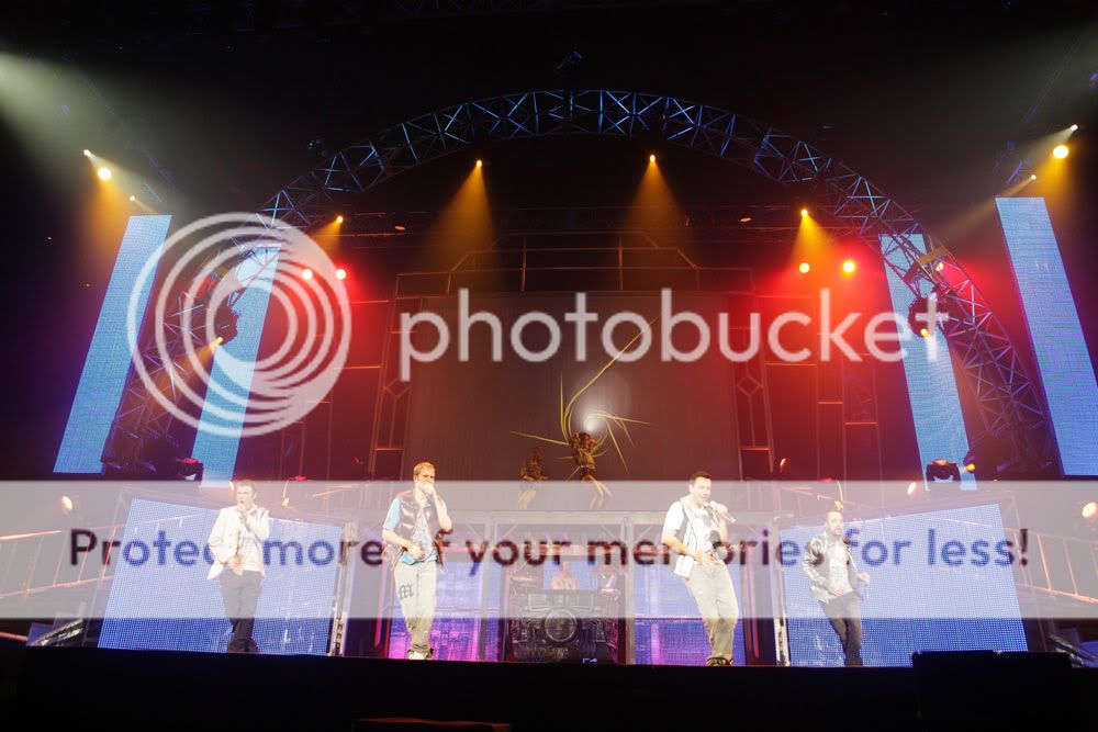 http://i249.photobucket.com/albums/gg240/Helly_K/Backstreet%20Boys/This%20Is%20Us%20DVD%20Booklet/BSBDancers_Stage.jpg