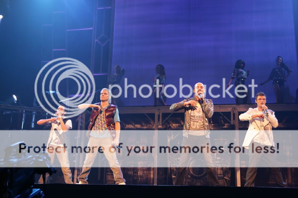 http://i249.photobucket.com/albums/gg240/Helly_K/Backstreet%20Boys/This%20Is%20Us%20DVD%20Booklet/BSBDancers_Stage2.jpg