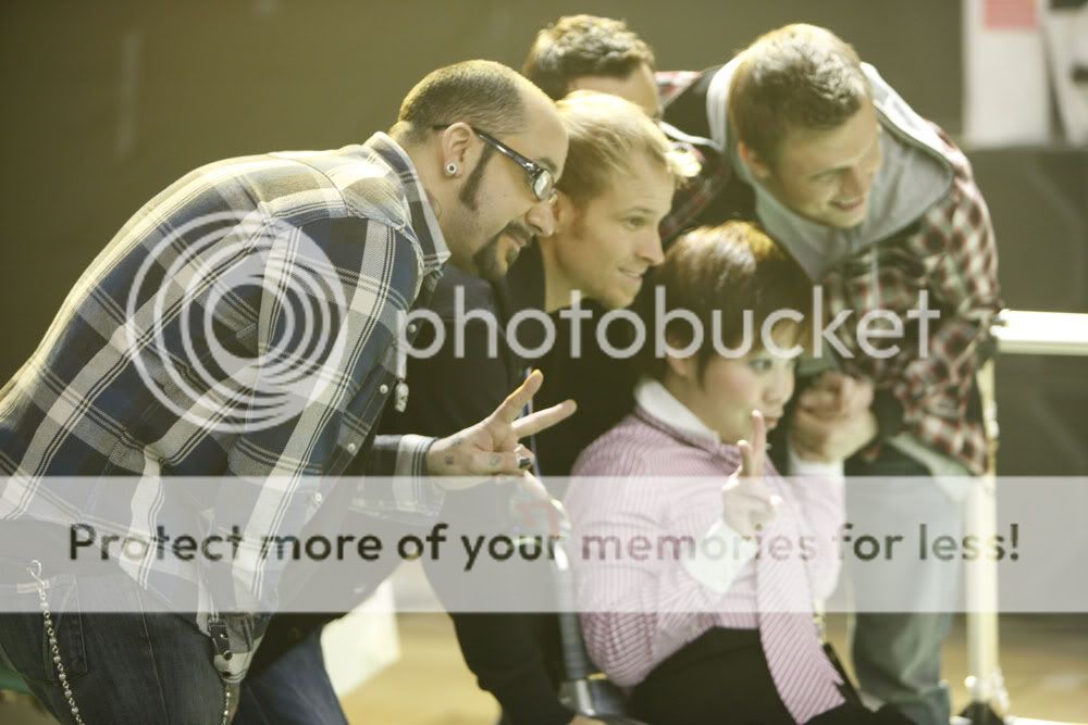 http://i249.photobucket.com/albums/gg240/Helly_K/Backstreet%20Boys/This%20Is%20Us%20DVD%20Booklet/BSBFan_Soundcheck.jpg