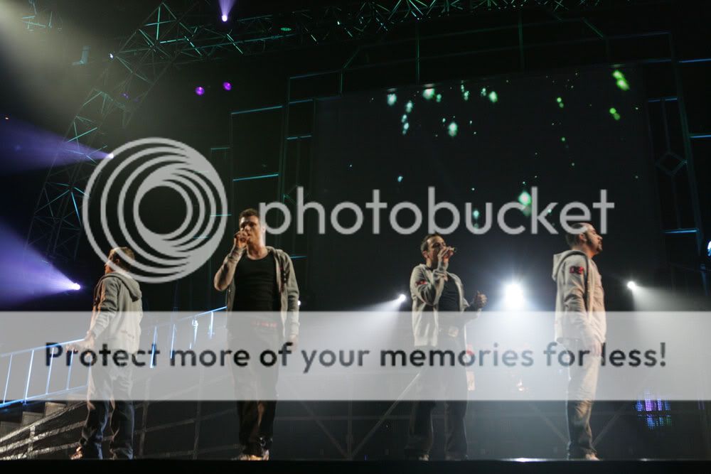 http://i249.photobucket.com/albums/gg240/Helly_K/Backstreet%20Boys/This%20Is%20Us%20DVD%20Booklet/BSB_Stage13.jpg