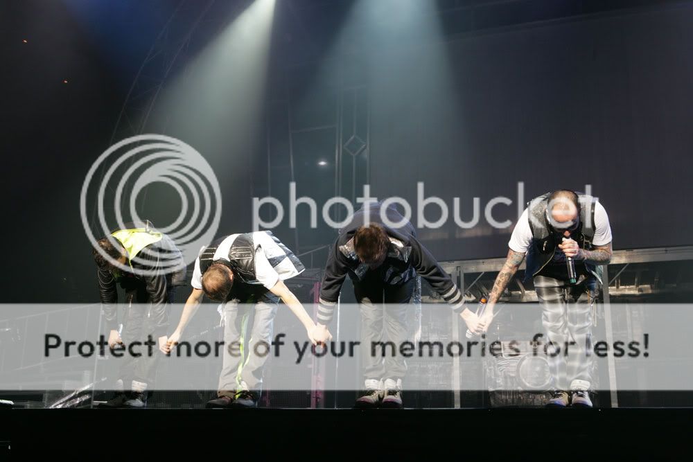 http://i249.photobucket.com/albums/gg240/Helly_K/Backstreet%20Boys/This%20Is%20Us%20DVD%20Booklet/BSB_Stage28.jpg