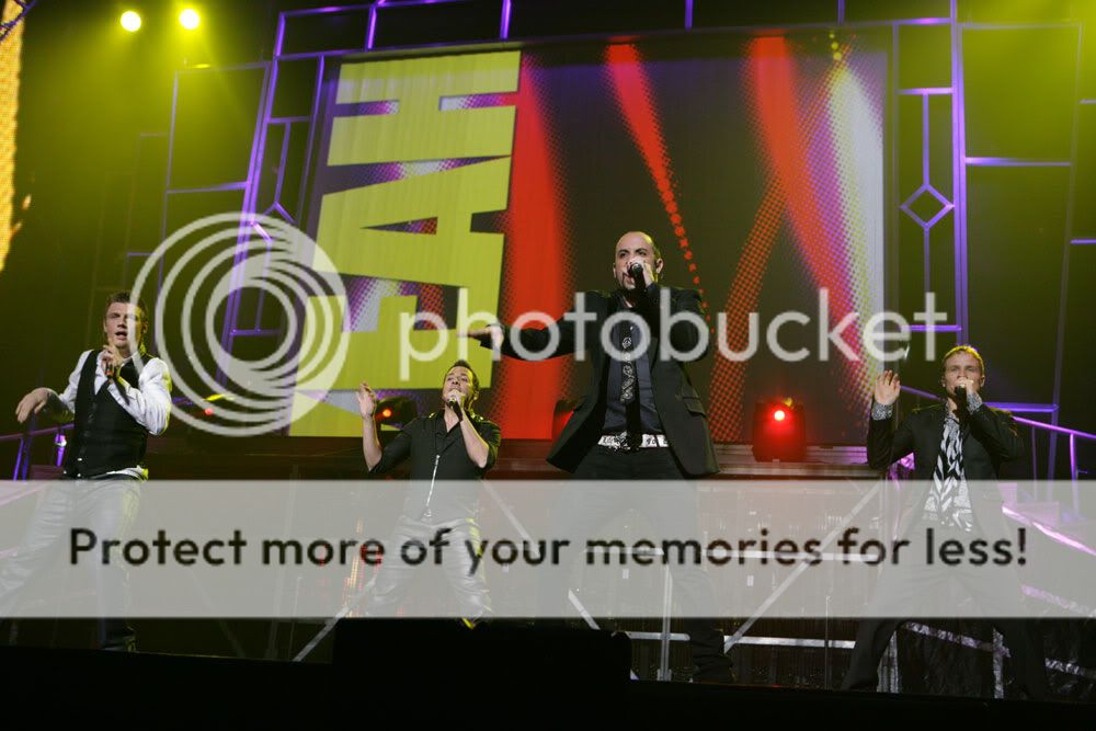 http://i249.photobucket.com/albums/gg240/Helly_K/Backstreet%20Boys/This%20Is%20Us%20DVD%20Booklet/BSB_Stage6.jpg