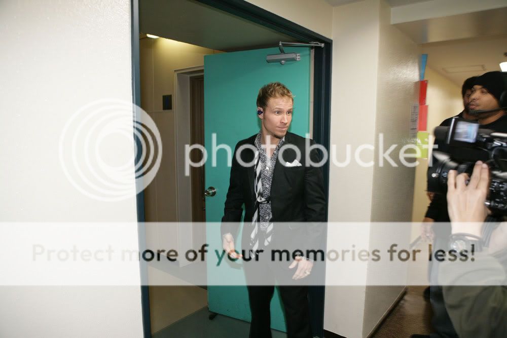 http://i249.photobucket.com/albums/gg240/Helly_K/Backstreet%20Boys/This%20Is%20Us%20DVD%20Booklet/Brian_Backstage.jpg