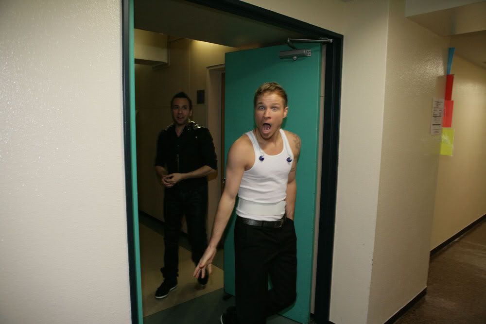 http://i249.photobucket.com/albums/gg240/Helly_K/Backstreet%20Boys/This%20Is%20Us%20DVD%20Booklet/HowieBrian_Backstage.jpg