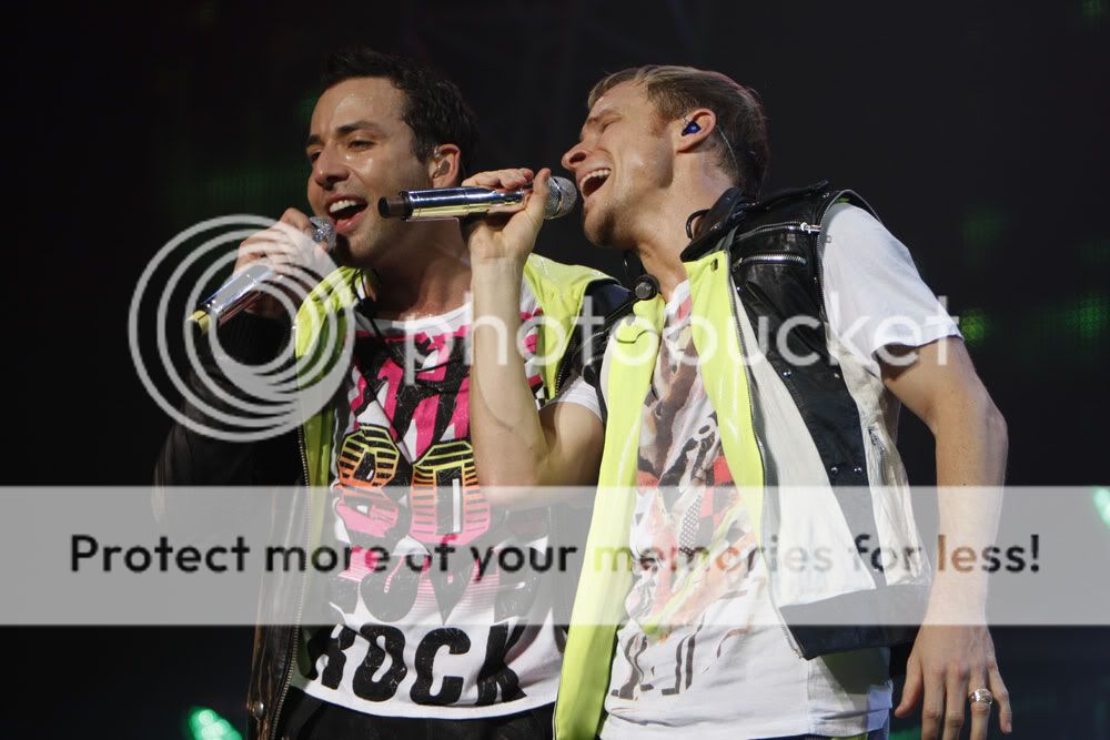 http://i249.photobucket.com/albums/gg240/Helly_K/Backstreet%20Boys/This%20Is%20Us%20DVD%20Booklet/HowieBrian_Stage.jpg