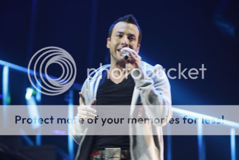 http://i249.photobucket.com/albums/gg240/Helly_K/Backstreet%20Boys/This%20Is%20Us%20DVD%20Booklet/Howie_Stage.jpg