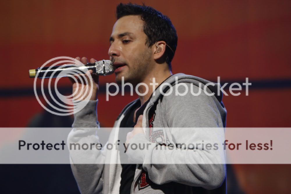 http://i249.photobucket.com/albums/gg240/Helly_K/Backstreet%20Boys/This%20Is%20Us%20DVD%20Booklet/Howie_Stage2.jpg