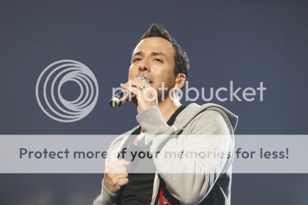 http://i249.photobucket.com/albums/gg240/Helly_K/Backstreet%20Boys/This%20Is%20Us%20DVD%20Booklet/Howie_Stage3.jpg