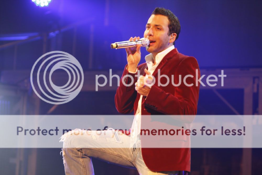 http://i249.photobucket.com/albums/gg240/Helly_K/Backstreet%20Boys/This%20Is%20Us%20DVD%20Booklet/Howie_Stage5.jpg