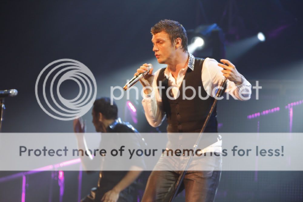 http://i249.photobucket.com/albums/gg240/Helly_K/Backstreet%20Boys/This%20Is%20Us%20DVD%20Booklet/NickHowie_Stage.jpg