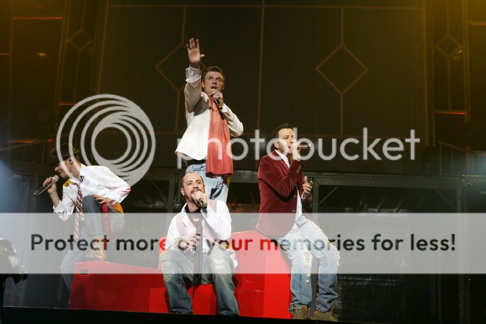 http://i249.photobucket.com/albums/gg240/Helly_K/Backstreet%20Boys/This%20Is%20Us%20DVD%20Booklet/Stage20.jpg