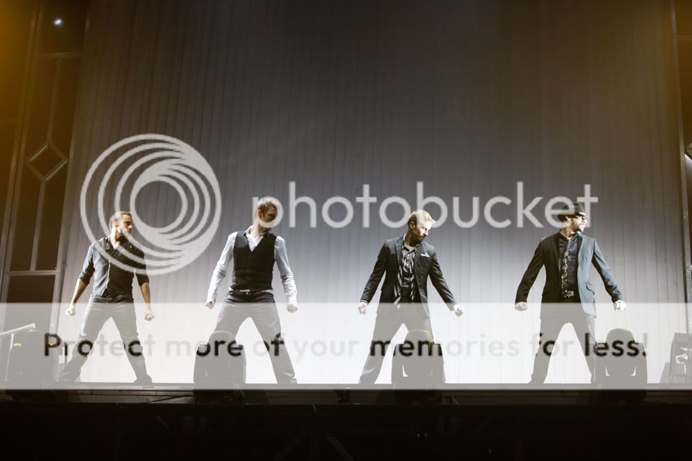 http://i249.photobucket.com/albums/gg240/Helly_K/Backstreet%20Boys/This%20Is%20Us%20DVD%20Booklet/stage7.jpg