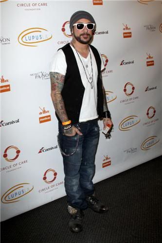 http://i249.photobucket.com/albums/gg240/Helly_K/luckyforlupusla220920103.jpg