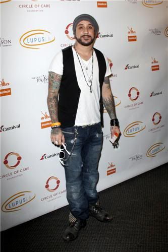 http://i249.photobucket.com/albums/gg240/Helly_K/luckyforlupusla220920105.jpg