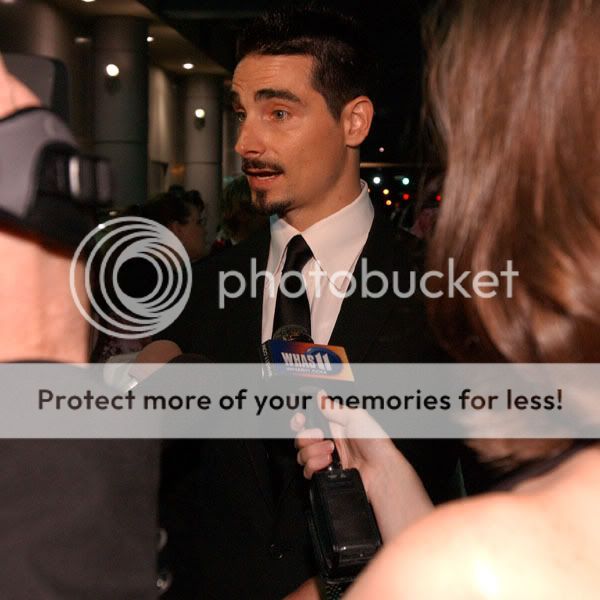 http://i249.photobucket.com/albums/gg240/Lika666/KevinRichardson.jpg